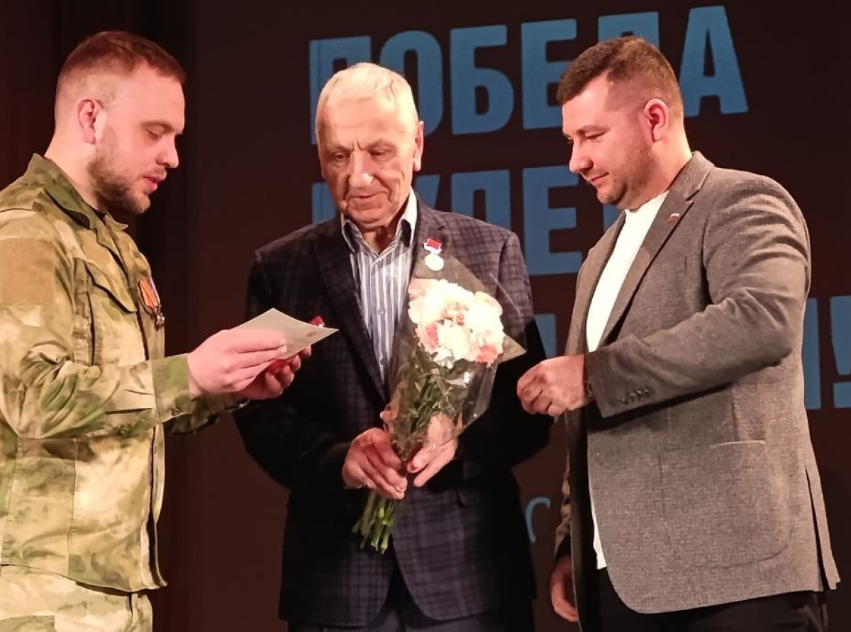 Ветерану из поселка Люберец вручили юбилейную медаль и подарили праздничный концерт  